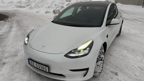 TESLA Model 3 SR+