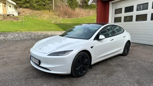 TESLA Model 3 Pris kr 7500.- MYE KM, selges for kr. 290 000.-