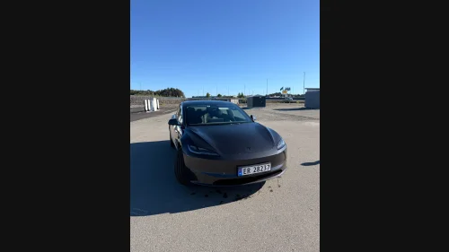 TESLA Model 3 Tesla 2026 Standard Range – Som ny / Lav km