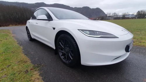 TESLA Model 3 Premium, V+S 18" hjul,skinn,tv bak, 2 ladekabler
