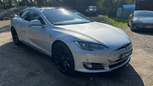 TESLA MOTORS MODEL S 85/ GRATIS LADING/LUFTFJÆRING/CCS/ SKINN/ PANORAMA/NYEU