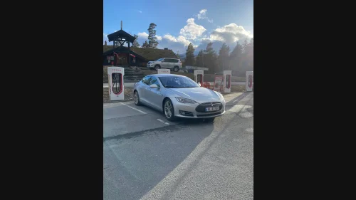 TESLA MOTORS MODEL S GRATIS LADING OG BYTTET BATTERI 7-SETER S85P