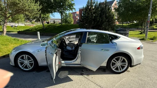 TESLA MOTORS MODEL S