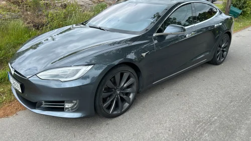 TESLA Model S 75D 4WD / 524 HK / staggerd 21" / Enhanced autopilot