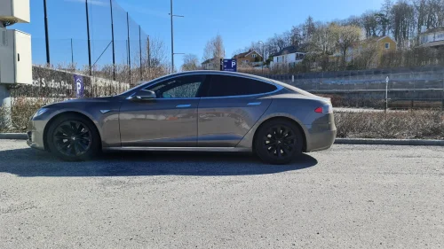 TESLA MOTORS Model S Gratis  Supercharger!
