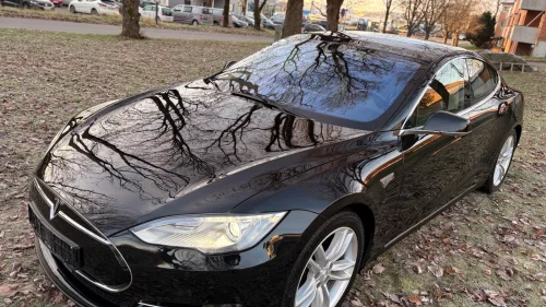 TESLA MOTORS Model S