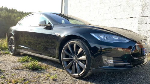 TESLA MOTORS Model S Gratis lading, lav km, alt utstyr.