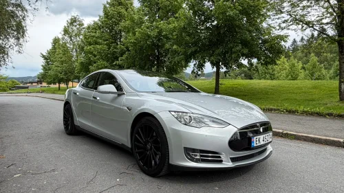 TESLA MOTORS Model S P90D Performance / God historikk / Nye dekk
