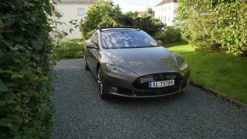 TESLA MOTORS Model S P90D
