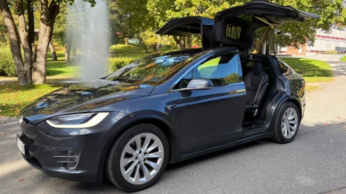 TESLA Model X 90D