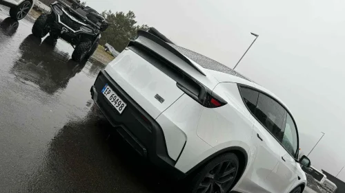 TESLA Model Y Performance 21" S & V  Sort Skinn  Hengerfeste
