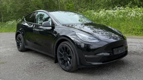 TESLA Model Y Long Range AWD R.kam / Premium / Ap / Panotak / S+V ++