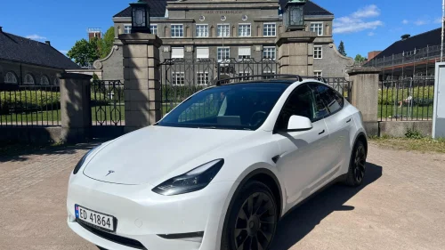 TESLA Model Y Long Range AWD // Autopilot // Skinn // Hengerfeste //