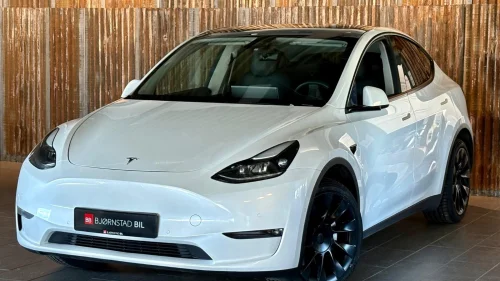TESLA Model Y AWD Long range Panorama / Autopilot / Skinn +++