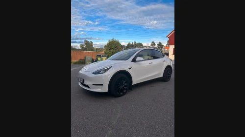TESLA Model Y Firehjulstrekk, Long Range, hengerfeste, hvitt interiør