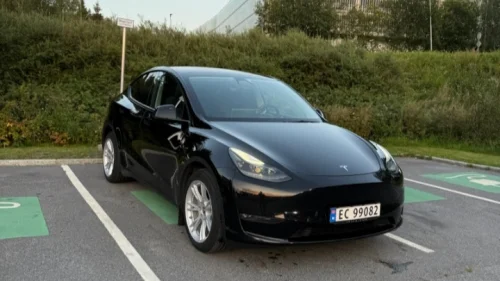 TESLA Model Y Long Range AWD, Panorama, PBSB ++