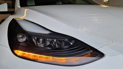 TESLA Model Y Long Range AWD, hengerfeste, hvite seter