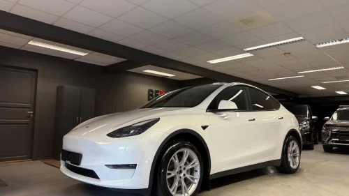 TESLA Model Y Long Range, AWD, Hengerfeste, Autopilot