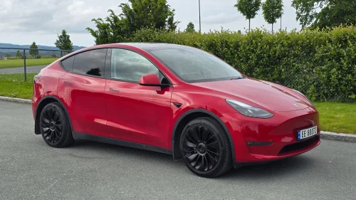 TESLA Model Y Long Range AWD - parkeringssensorer - lav km