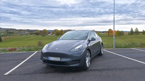 TESLA Model Y Standard Range RWD/Hengerfeste/Garanti/Premium/S+V