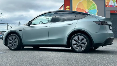 TESLA Model Y LR AWD // KROK // BERLIN // USS // TAKSTATIV
