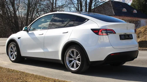 TESLA Model Y Long Range (533km) AWD Hengerfeste 1 Eier Panorama +++