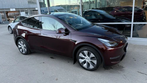 TESLA Model Y Long Range AWD, Cherry Red/Hvitt interiør