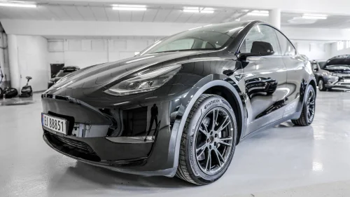 TESLA Model Y Long Range AWD 2025 - Lav km - AWD - 533 km rekkevidde