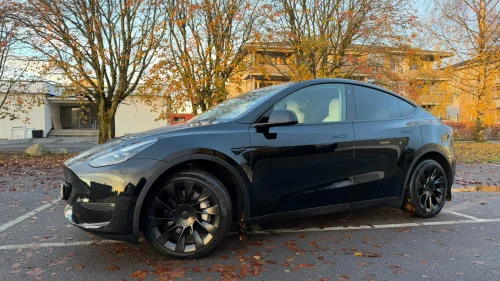 TESLA Model Y Long Range AWD - sort med hvite seter