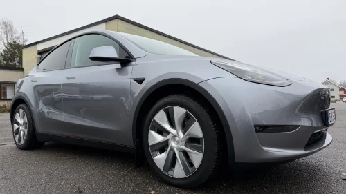 TESLA Model Y LONG RANGE AWD/AP/SKINN/H.FESTE/KAMERA/PREMIUM/PANO/S+V