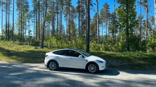 TESLA Model Y LR AWD/533km WLTP/Hengerfeste/Navi/360/Pano/V.pumpe ++