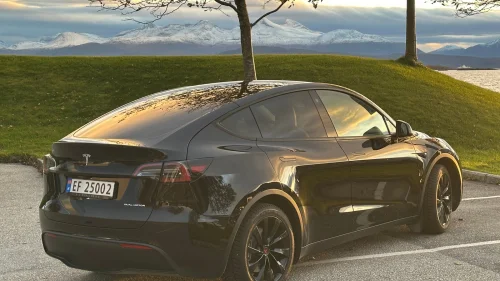 TESLA Model Y Long Range AWD-Lav km-Svært pen-Skadefri-skinn