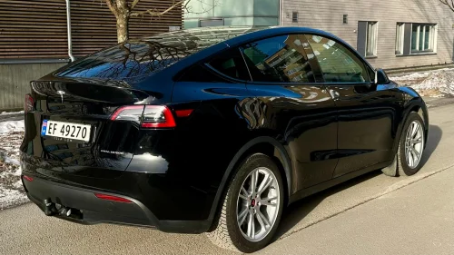 TESLA Model Y LONG RANGE AWD BERLIN // Solid Black, 20" Induction