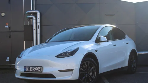 TESLA Model Y LONG RANGE AWD/SKINN/EL.SETER/PANORAMA/AUTOPILOT/+++