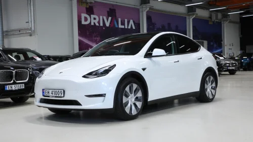 TESLA Model Y Long Range AWD med krok.
