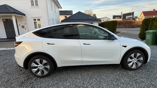 TESLA Model Y Long Range AWD/Dual Motor)| Velholdt, lav KM