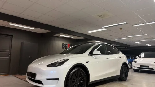 TESLA Model Y Long Range,AWD,Berlin,Hengerfeste,Autopilot,Varmp,1Eier