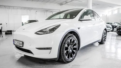 TESLA Model Y Long Range AWD 533km / Krok / AP / Premium / V.Pumpe+++