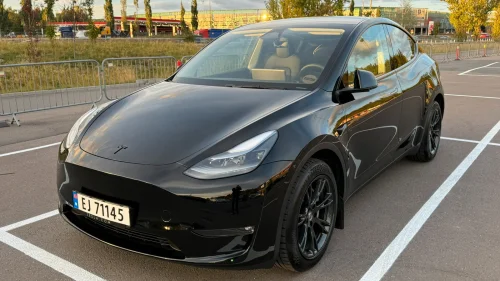 TESLA Model Y 2025 Long Range AWD, 565KM, S&Vinter, krok, Autopilot