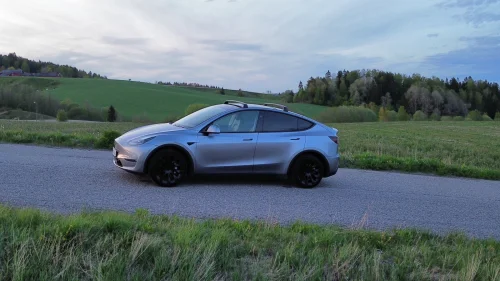 TESLA Model Y Long Range AWD 7-s.