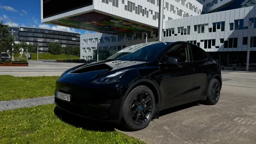 TESLA Model Y Long Range AWD / krok /svart/svart /autopilot/