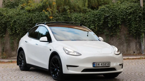 TESLA Model Y LONG RANGE AWD 565KM KROK SKINN VINTER BERLIN