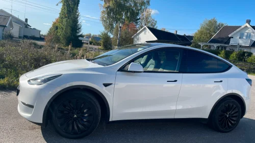 TESLA Model Y Long Range AWD. Hengerfeste