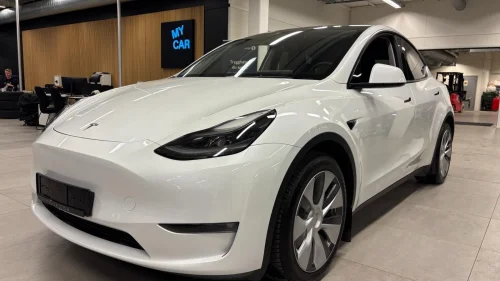 TESLA Model Y LONG RANGE AWD Premium/Krok/AP/ACC/Skinn/Keyless/Kamera