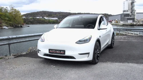 TESLA Model Y Performance Long Range AWD Autopilot krok skinn