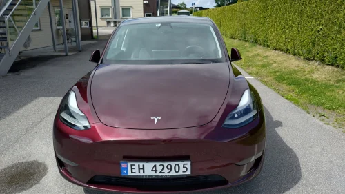 TESLA Model Y Performance AWD/Premium/Hengerfeste/21"
