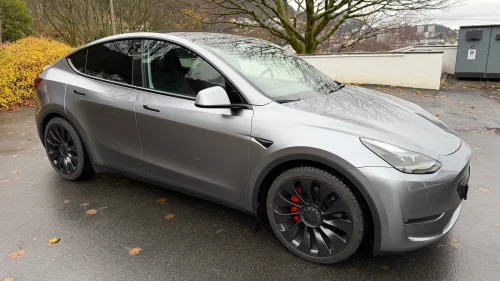 TESLA Model Y Performance AWD Quicksilver/krok/Panorama/21"/Homelink
