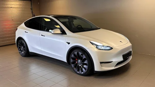 TESLA Model Y Performance, krok, 2x21"hjul. Foliert hvit perlemor.