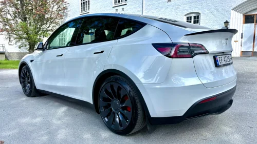 TESLA Model Y Performance AWD med skiboks og LED bar!