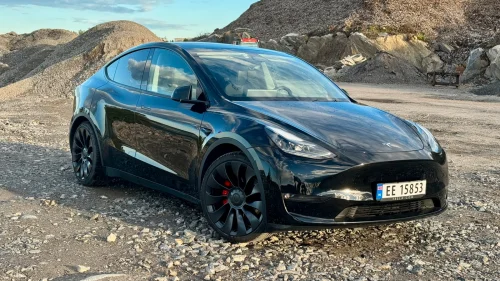 TESLA Model Y Performance/ AWD/ Original sommer + vinter/ LAV KM!